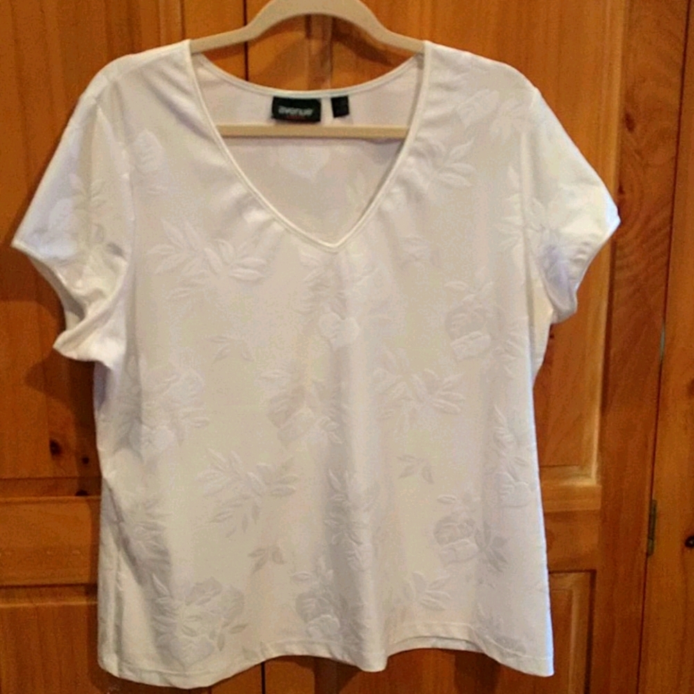 Avenue Women's White Tapestry Floral Tee